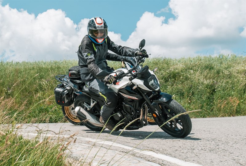 Motorradfahren lernen - eine Honda CB500 Hornet in Schräglage in einer Rechtskurve Motorradfahren lernen - eine Honda CB500 Hornet in Schräglage in einer Rechtskurve