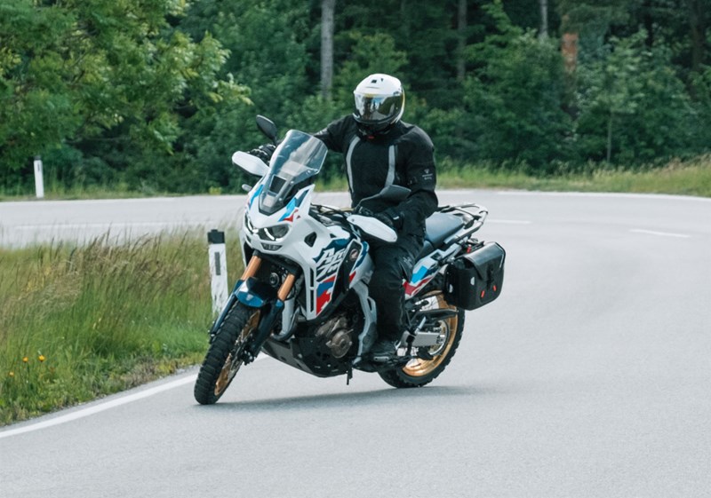 Motorradfahren lernen - eine Honda CRF1100L Africa Twin Adventure Sports DCT in einer brenzligen Situation Motorradfahren lernen - eine Honda CRF1100L Africa Twin Adventure Sports DCT in einer brenzligen Situation