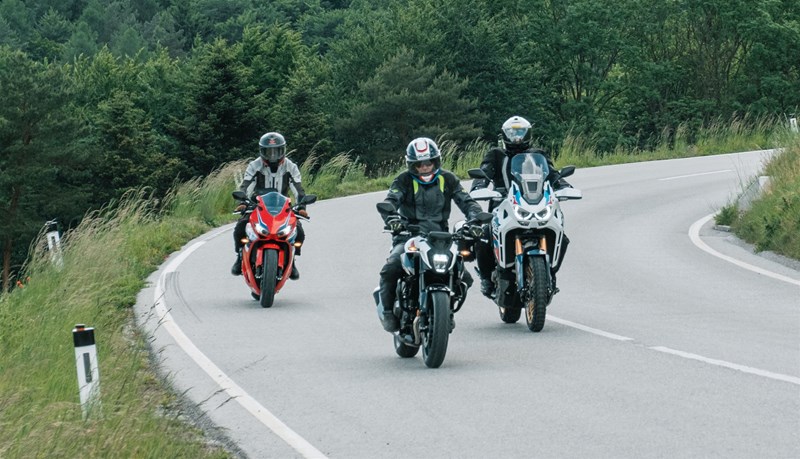 Motorradfahren lernen - eine Honda CB500 Hornet, eine CBR650R E-Clutch und eine CRF1100L Africa Twin Adventure Sports DCT auf Gruppenfahrt Motorradfahren lernen - eine Honda CB500 Hornet, eine CBR650R E-Clutch und eine CRF1100L Africa Twin Adventure Sports DCT auf Gruppenfahrt