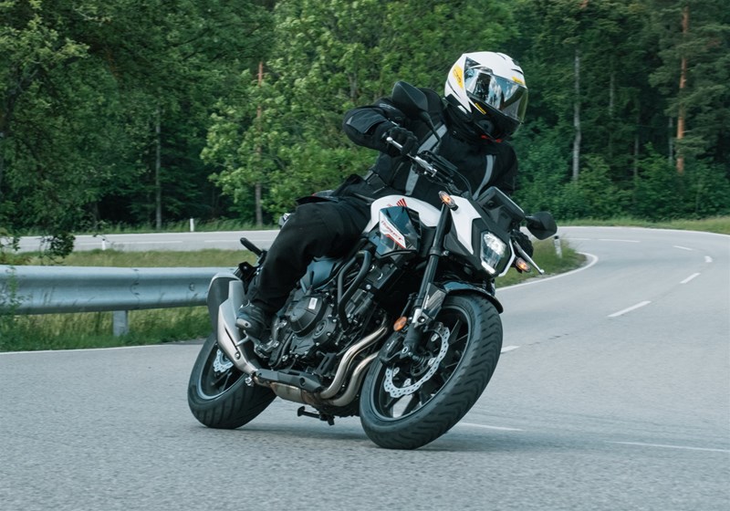 Motorradfahren lernen - eine Honda CB500 Hornet in Fahrt in einer Linkskurve