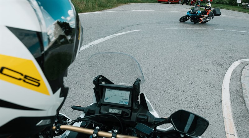 Motorradfahren lernen - eine Honda CRF1100L Africa Twin Adventure Sports DCT in einer Rechtskurve mit Gegenverkehr