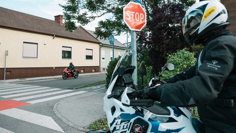 Motorradfahren lernen - eine Honda CBR650R E-Clutch und eine CRF1100L Africa Twin Adventure Sports DCT in einer Kreuzungssituation