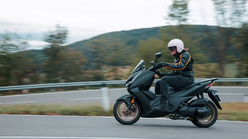 Für kleine Personen ideal: Die Sitzposition des 125D. Für kleine Personen ideal: Die Sitzposition des 125D.
