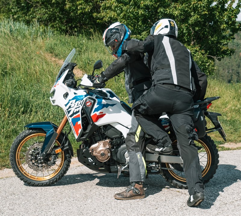 Motorradfahren lernen - ein Beifahrer steigt auf eine Honda CRF1100L Africa Twin Adventure Sports DCT auf Motorradfahren lernen - ein Beifahrer steigt auf eine Honda CRF1100L Africa Twin Adventure Sports DCT auf