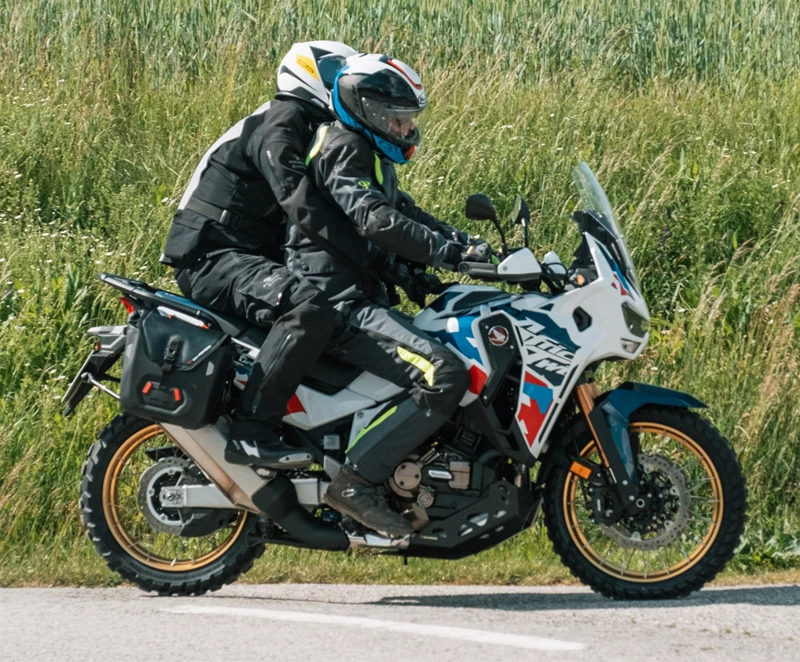 Motorradfahren lernen - eine Honda CRF1100L Africa Twin Adventure Sports DCT beim Bremsen mit Beifahrer Motorradfahren lernen - eine Honda CRF1100L Africa Twin Adventure Sports DCT beim Bremsen mit Beifahrer