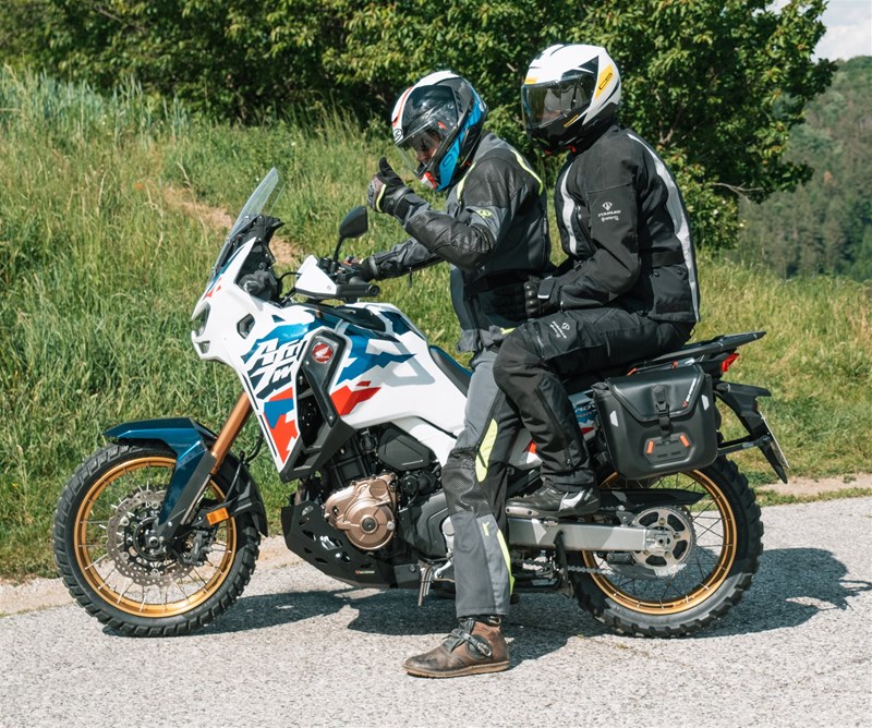 Motorradfahren lernen - Fahrer und Beifahrer besprechen auf einer Honda CRF1100L Africa Twin Adventure Sports DCT die optimale Sitzposition Motorradfahren lernen - Fahrer und Beifahrer besprechen auf einer Honda CRF1100L Africa Twin Adventure Sports DCT die optimale Sitzposition