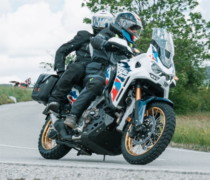 Motorradfahren lernen - eine Honda CRF1100L Africa Twin Adventure Sports DCT in Fahrt mit Beifahrer Motorradfahren lernen - eine Honda CRF1100L Africa Twin Adventure Sports DCT in Fahrt mit Beifahrer