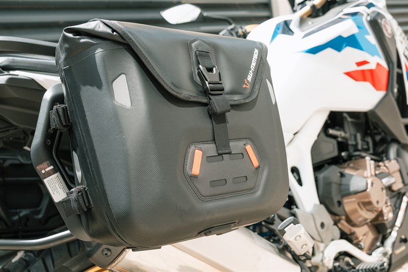 Motorradfahren lernen - eine Honda CRF1100L Africa Twin Adventure Sports DCT mit Softbag-Gepäcklösung von SW-Motech