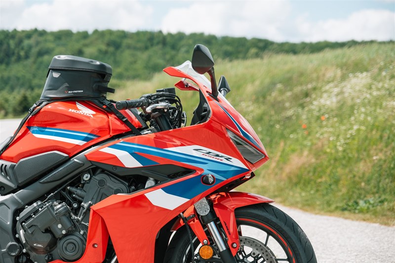 Motorradfahren lernen - eine Honda CBR650R E-Clutch mit einem SW-Motech Tankrucksack