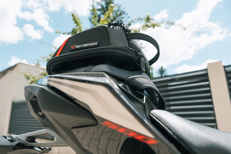 Motorradfahren lernen - eine Honda CB500 Hornet mit einer Hecktasche von SW-Motech