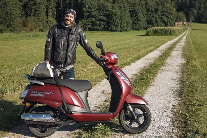 Sie wurden zu einem dynamischen Duo: Der Suzuki Address 125 und Schaaf. Sie wurden zu einem dynamischen Duo: Der Suzuki Address 125 und Schaaf.