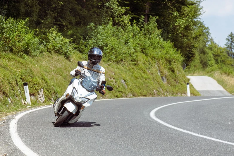 Kämpft man nicht gegen die Schwerkraft an, entsteht am Burgman wahrer Kurvenspaß. Kämpft man nicht gegen die Schwerkraft an, entsteht am Burgman wahrer Kurvenspaß.