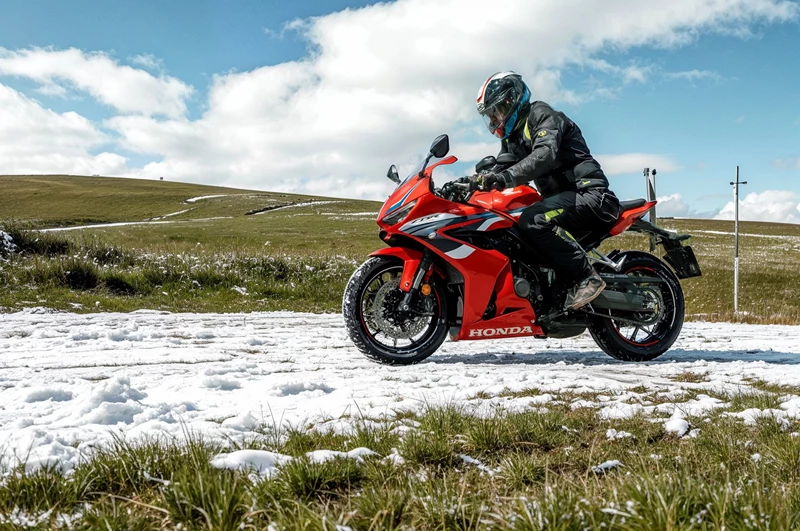 Motorradfahren lernen - eine Honda CBR650R E-Clutch auf Schneefahrbahn Motorradfahren lernen - eine Honda CBR650R E-Clutch auf Schneefahrbahn