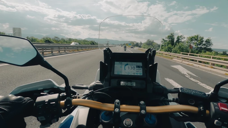 Motorradfahren lernen - eine Honda CRF1100L Africa Twin Adventure Sports DCT auf der Autobahn Motorradfahren lernen - eine Honda CRF1100L Africa Twin Adventure Sports DCT auf der Autobahn