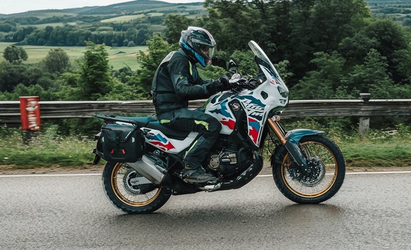 Motorradfahren lernen - eine Honda CRF1100L Africa Twin Adventure Sports DCT auf der Schnellstraße Motorradfahren lernen - eine Honda CRF1100L Africa Twin Adventure Sports DCT auf der Schnellstraße