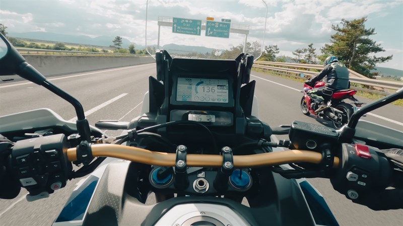 Motorradfahren lernen - eine Honda CRF1100L Africa Twin Adventure Sports DCT beim Überholen auf der Autobahn Motorradfahren lernen - eine Honda CRF1100L Africa Twin Adventure Sports DCT beim Überholen auf der Autobahn