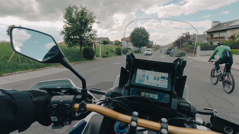 Motorradfahren lernen - eine Honda CRF1100L Africa Twin Adventure Sports DCT beim Überholen in der Stadt Motorradfahren lernen - eine Honda CRF1100L Africa Twin Adventure Sports DCT beim Überholen in der Stadt