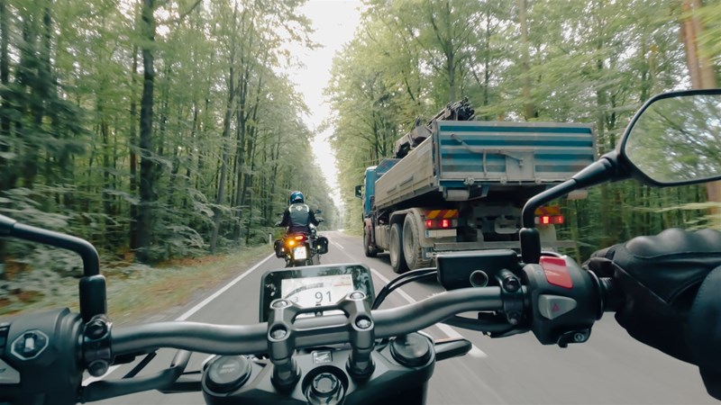 Motorradfahren lernen - eine Honda CB500 Hornet und eine CRF1100L Africa Twin Adventure Sports DCT beim Überholvorgang Motorradfahren lernen - eine Honda CB500 Hornet und eine CRF1100L Africa Twin Adventure Sports DCT beim Überholvorgang