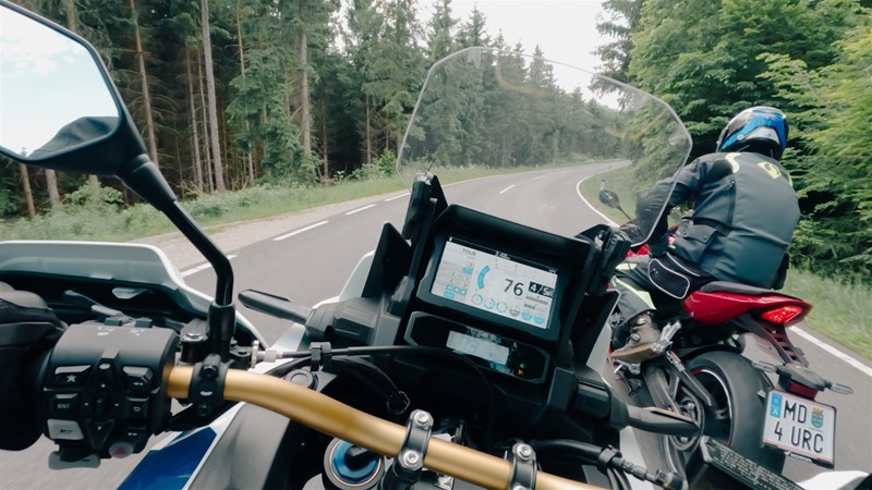 Motorradfahren lernen - eine Honda CBR650R E-Clutch und eine CRF1100L Africa Twin Adventure Sports DCT beim Überholvorgang Motorradfahren lernen - eine Honda CBR650R E-Clutch und eine CRF1100L Africa Twin Adventure Sports DCT beim Überholvorgang