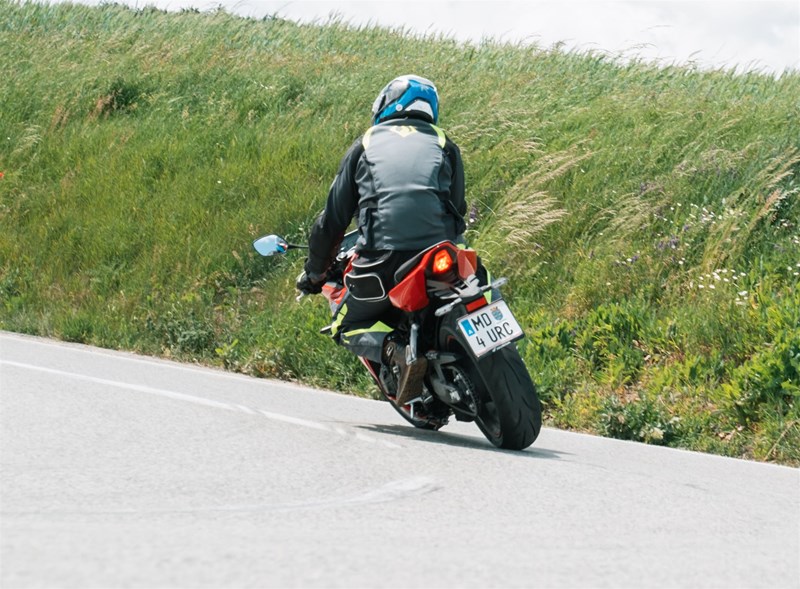Motorradfahren lernen - eine Honda CBR650R E-Clutch beim Bremsen in der Kurve Motorradfahren lernen - eine Honda CBR650R E-Clutch beim Bremsen in der Kurve