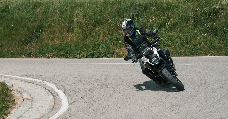Motorradfahren lernen - eine Honda CB500 Hornet beim Bremsen in der Kurve Motorradfahren lernen - eine Honda CB500 Hornet beim Bremsen in der Kurve