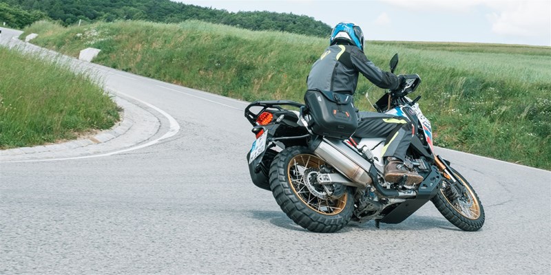 Motorradfahren lernen - eine Honda CRF1100L Africa Twin Adventure Sports DCT beim Bremsen in einer Kurve Motorradfahren lernen - eine Honda CRF1100L Africa Twin Adventure Sports DCT beim Bremsen in einer Kurve