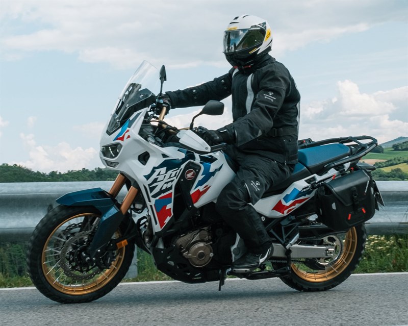 Motorradfahren lernen - eine Honda CRF1100L Africa Twin Adventure Sports DCT auf der Geraden vor einem Ausweichhaken