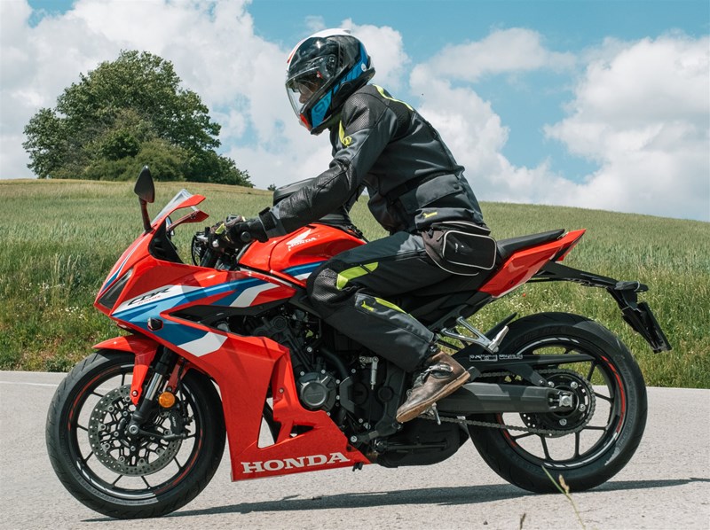 Motorradfahren lernen - eine Honda CBR650R E-Clutch mit ABS vor dem Ausweichhaken