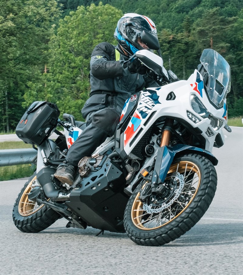 Motorradfahren lernen - eine Honda CRF1100L Africa Twin Adventure Sports DCT beim Ausweichhaken