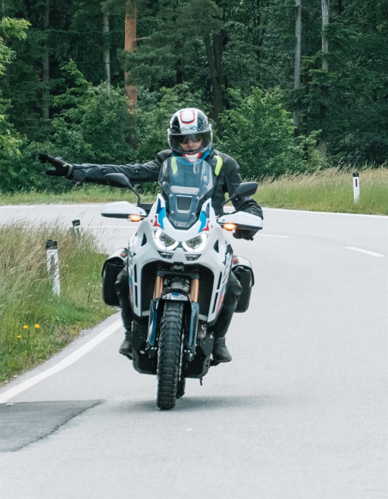 Motorradfahren lernen - eine Honda CRF1100L Africa Twin Adventure Sports DCT während der Fahrt auf einer Geraden
