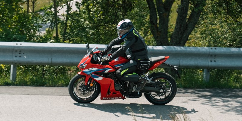 Motorradfahren lernen - eine Honda CBR650R E-Clutch während der Fahrt auf der Geraden