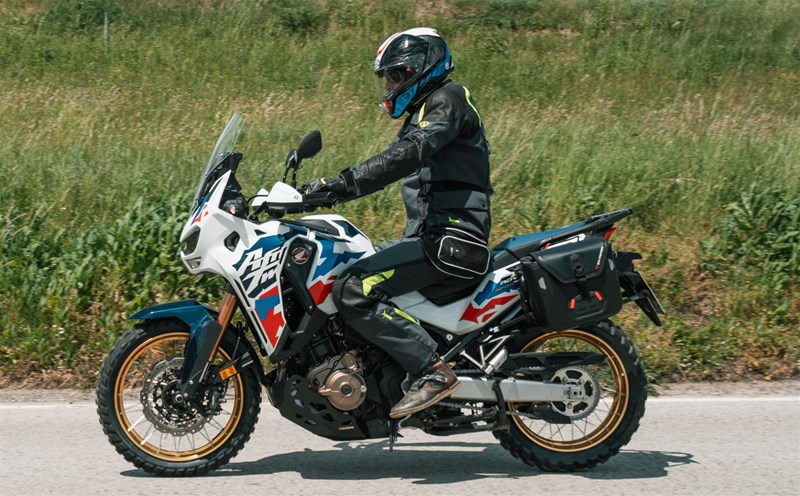 Motorradfahren lernen - eine Honda CRF1100L Africa Twin Adventure Sports DCT während der Fahrt auf einer Geraden