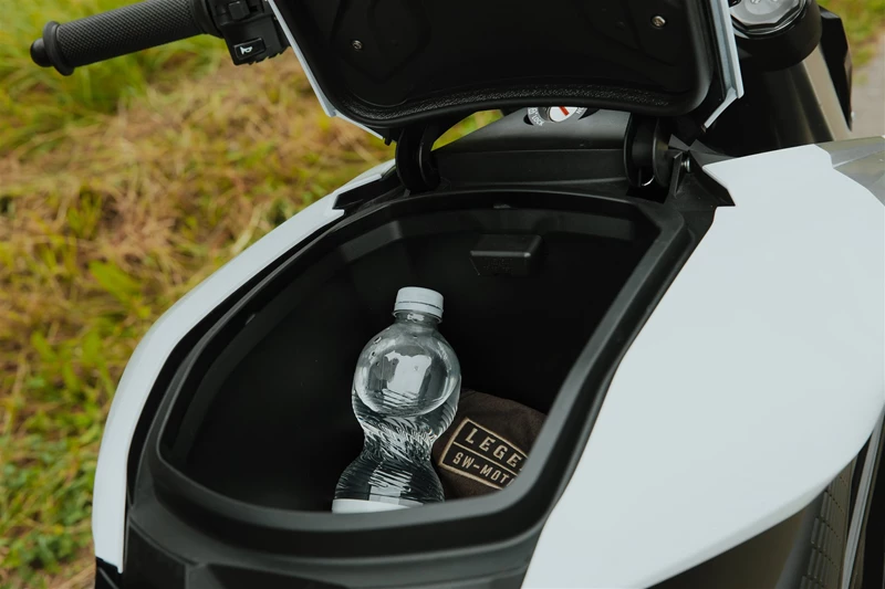 Praktisches Fach im Tank der Zero S (11kW) für Snacks oder kleinere Gegenstände  Praktisches Fach im Tank der Zero S (11kW) für Snacks oder kleinere Gegenstände