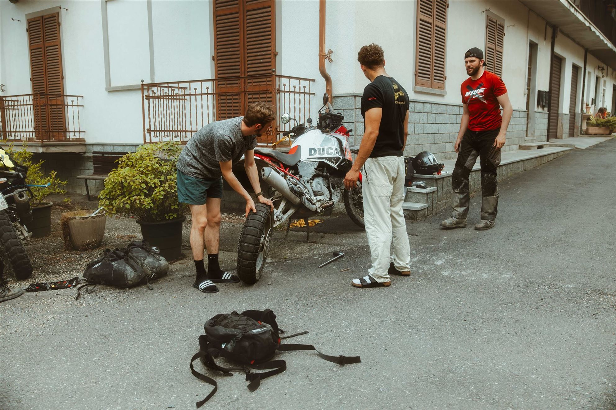 Bien que cela se soit produit lors du test - la Ducati Desert X Rally a crevé. Conclusion : La trousse à outils de bord est insuffisante pour les voyages.