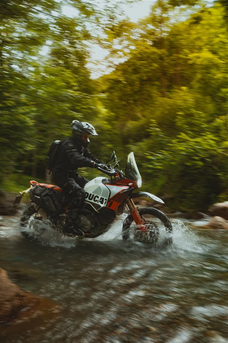 Beeindruckt im Gelände mit enorm gutem Handling - Ducati Desert X Rally Beeindruckt im Gelände mit enorm gutem Handling - Ducati Desert X Rally