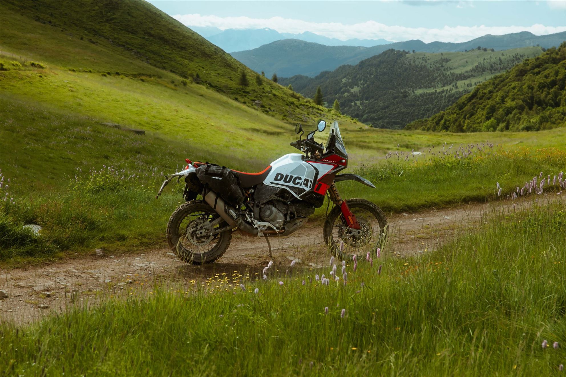 Les Alpes occidentales sont une magnifique destination tout-terrain pour les vrais pilotes d'enduro.