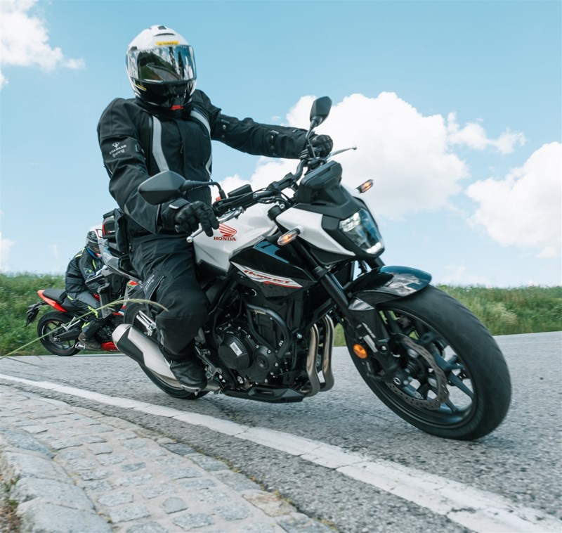 Motorradfahren lernen - eine Honda CB500 Hornet bei einem Bremseingriff Motorradfahren lernen - eine Honda CB500 Hornet bei einem Bremseingriff
