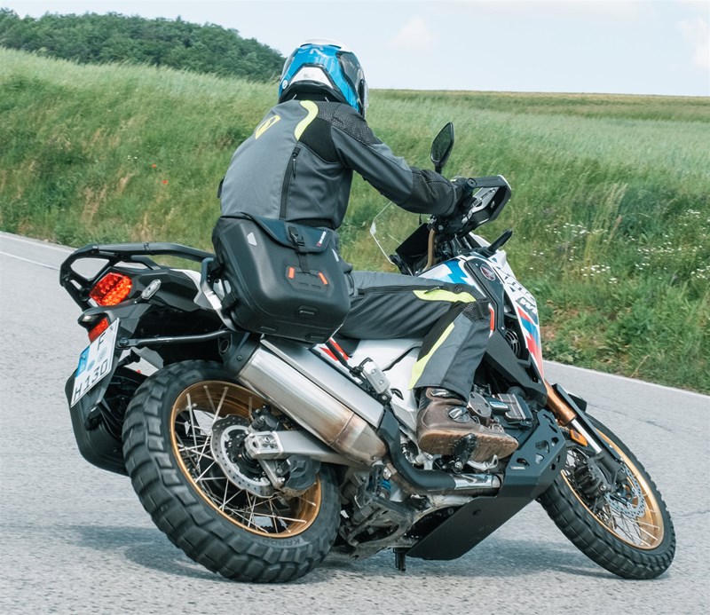 Motorradfahren lernen - eine Honda CRF1100L Africa Twin Adventure Sports DCT beim schnellen Durchfahren einer Kurve Motorradfahren lernen - eine Honda CRF1100L Africa Twin Adventure Sports DCT beim schnellen Durchfahren einer Kurve