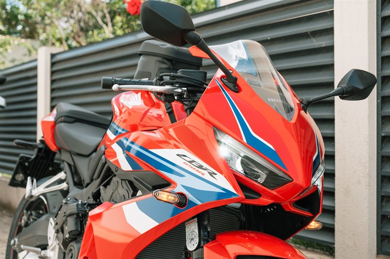 Motorradfahren lernen - eine Honda CBR650R E-Clutch mit eingeschalteter Warnblinkanlage