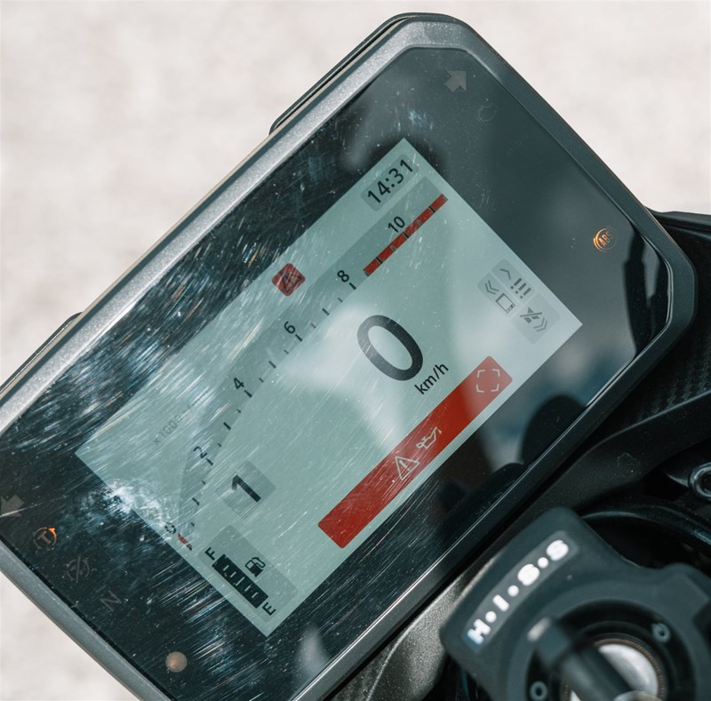 Motorradfahren lernen - TFT-Farbdisplay mit Kontrollleuchten auf einer Honda CB500 Hornet