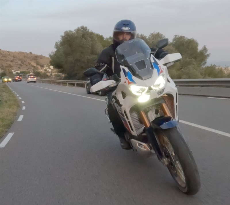 Motorradfahren lernen - eine Honda CRF1100L Africa Twin Adventure Sports DCT in Schräglage mit Kurvenlicht