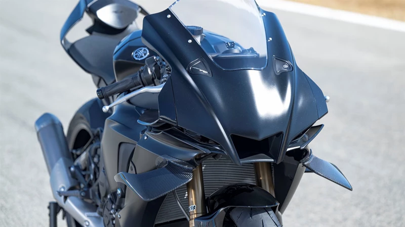 Die neue R1 Race 2025 mit serienmäßigen Winglets. Die neue R1 Race 2025 mit serienmäßigen Winglets.