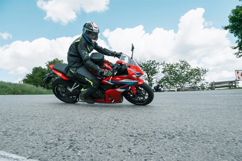 Motorradfahren lernen - eine Honda CBR650R E-Clutch in Kurvenfahrt Motorradfahren lernen - eine Honda CBR650R E-Clutch in Kurvenfahrt