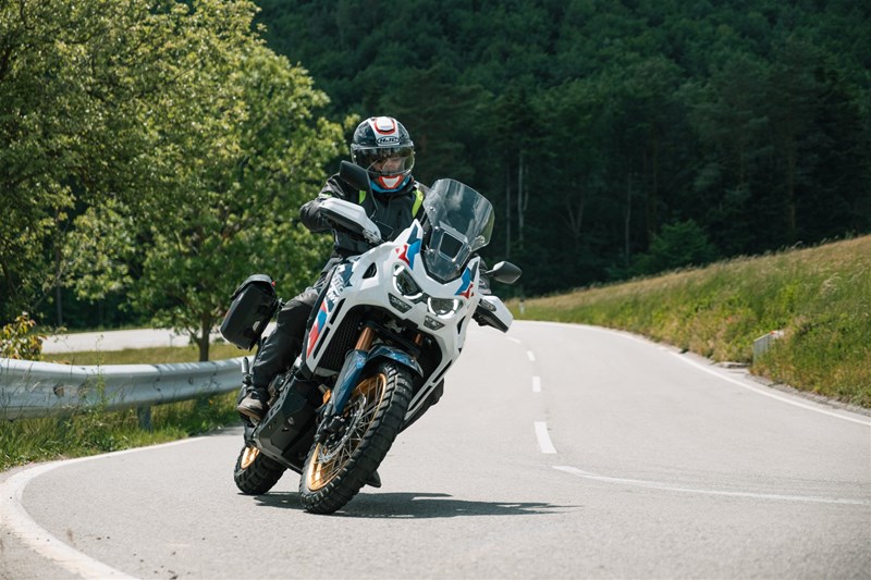 Motorradfahren lernen - eine Honda CRF1100L Africa Twin Adventure Sports DCT in Kurvenfahrt Motorradfahren lernen - eine Honda CRF1100L Africa Twin Adventure Sports DCT in Kurvenfahrt