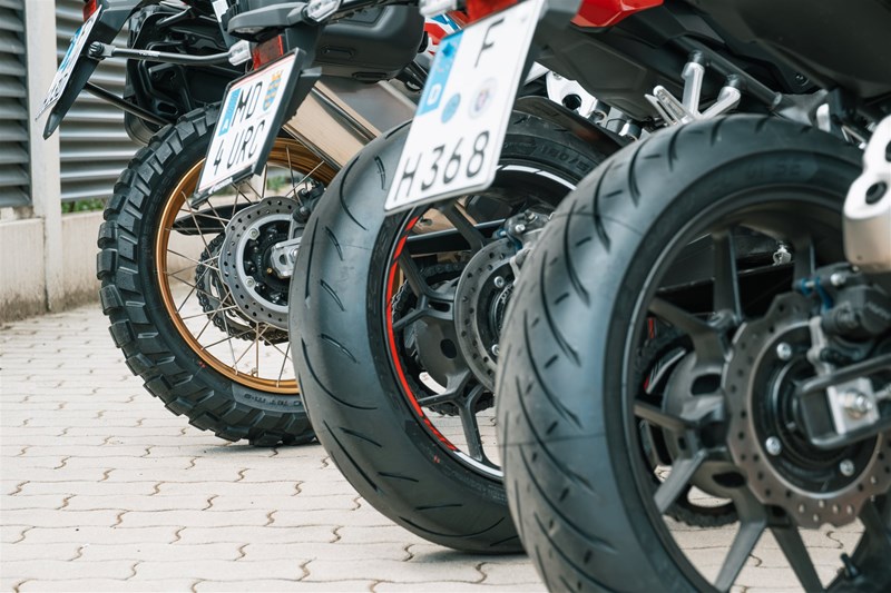 Motorradfahren lernen - eine Honda CB500 Hornet, eine CBR650R E-Clutch und eine CRF1100L Africa Twin Adventure Sports DCT mit Metzeler-Bereifung Motorradfahren lernen - eine Honda CB500 Hornet, eine CBR650R E-Clutch und eine CRF1100L Africa Twin Adventure Sports DCT mit Metzeler-Bereifung