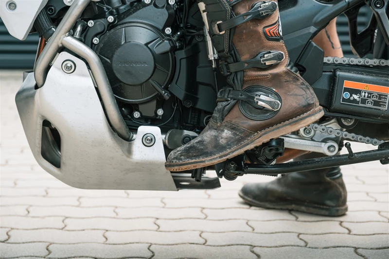 Motorradfahren lernen - Fußschalthebel einer Honda CRF1100L Africa Twin Adventure Sports DCT Motorradfahren lernen - Fußschalthebel einer Honda CRF1100L Africa Twin Adventure Sports DCT