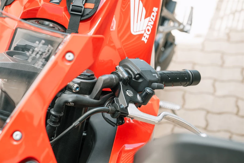 Motorradfahren lernen - Kupplungshebel einer Honda CBR650R E-Clutch Motorradfahren lernen - Kupplungshebel einer Honda CBR650R E-Clutch