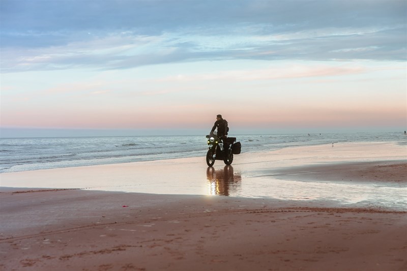 Legal am Strand fahren - kurzer Stopp am Vorabend der Fährüberfahrt am Strand "Kjul"
