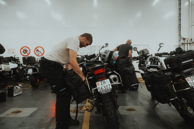 Die Motorräder fixiert man an Board selbst mit Spanngurten, welche zur Verfügung gestellt werden