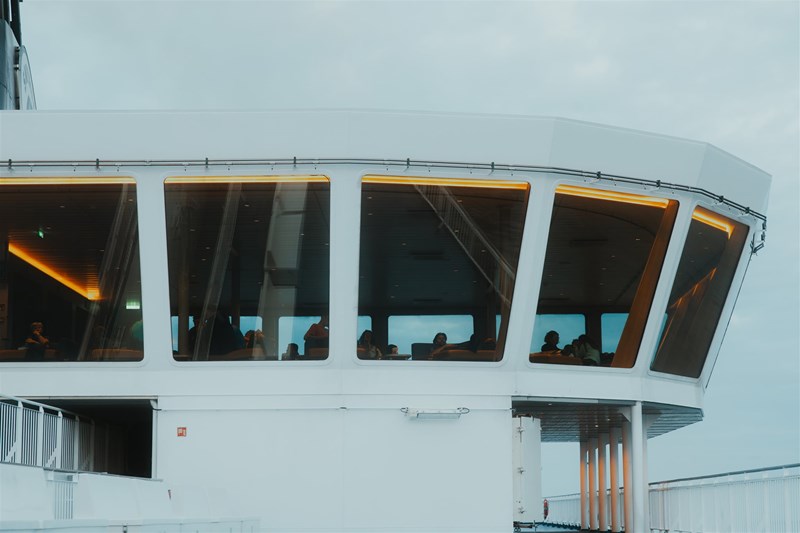Das Cafe auf dem obersten Deck mit einer wunderbaren Aussicht über das gesamte Schiff